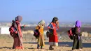Anak-anak sekolah difoto saat berjalan di sebuah kamp untuk pengungsi internal di pinggiran kota Marib di timur laut Yaman (26/10/2021). Kamp pengungsi ini merupakan benteng utara terakhir pemerintah Yaman yang didukung Saudi. (AFP/STR)