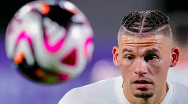 Pemain Manchester City Kalvin Phillips menyundul bola saat sesi latihan di Stadion King Abdullah Sports City, Jeddah, Arab Saudi, Senin (18/12/2023). Manchester City akan melawan Urawa Red Diamonds pada pertandingan sepak bola semifinal Piala Dunia Antarklub 2023, Selasa 19 Desember. (AP Photo/Manu Fernandez)