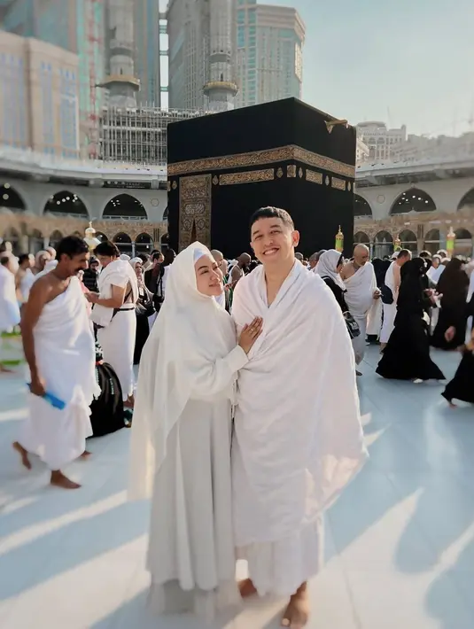 Abadikan momen kebersamaannya di depan Kabah, pasangan yang kini hampir menjalani 2 tahun pernikahan. Sebentar lagi pasangan yang menikah pada Jumat (11/12/2020) akan merayakan hari jadi pernikahannya yang ke 2 pada bulan Desember mendatang. (Liputan6.com/IG/@yurayunita)
