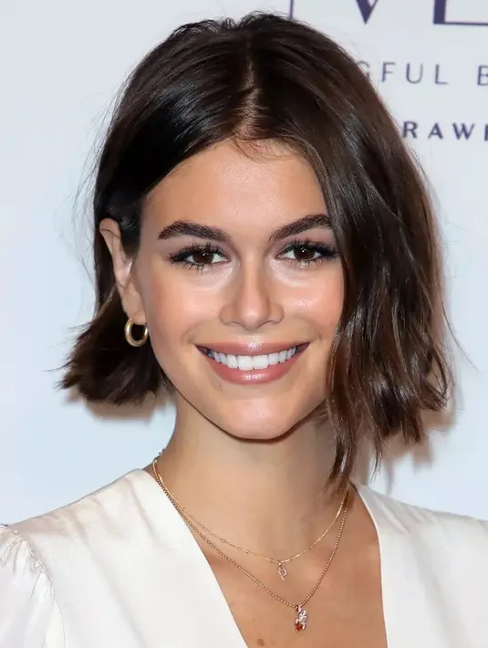 Variasi lain dari gaya rambut bob pendek ini sangat cocok untuk kamu yang memiliki rambut lurus alami. Kamu hanya perlu menambahkan texturizing cream untuk mengatasi rambut kusut.