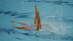 Lekukan atlet renang indah Indonesia, Adela Amanda Nirmala dan Claudia M Suyanto saat melalukan Duet Technical Routine di OCBC Aquatic Centre, Singapura, Selasa (2/6/2015). (Liputan6.com/Helmi Fithriansyah)