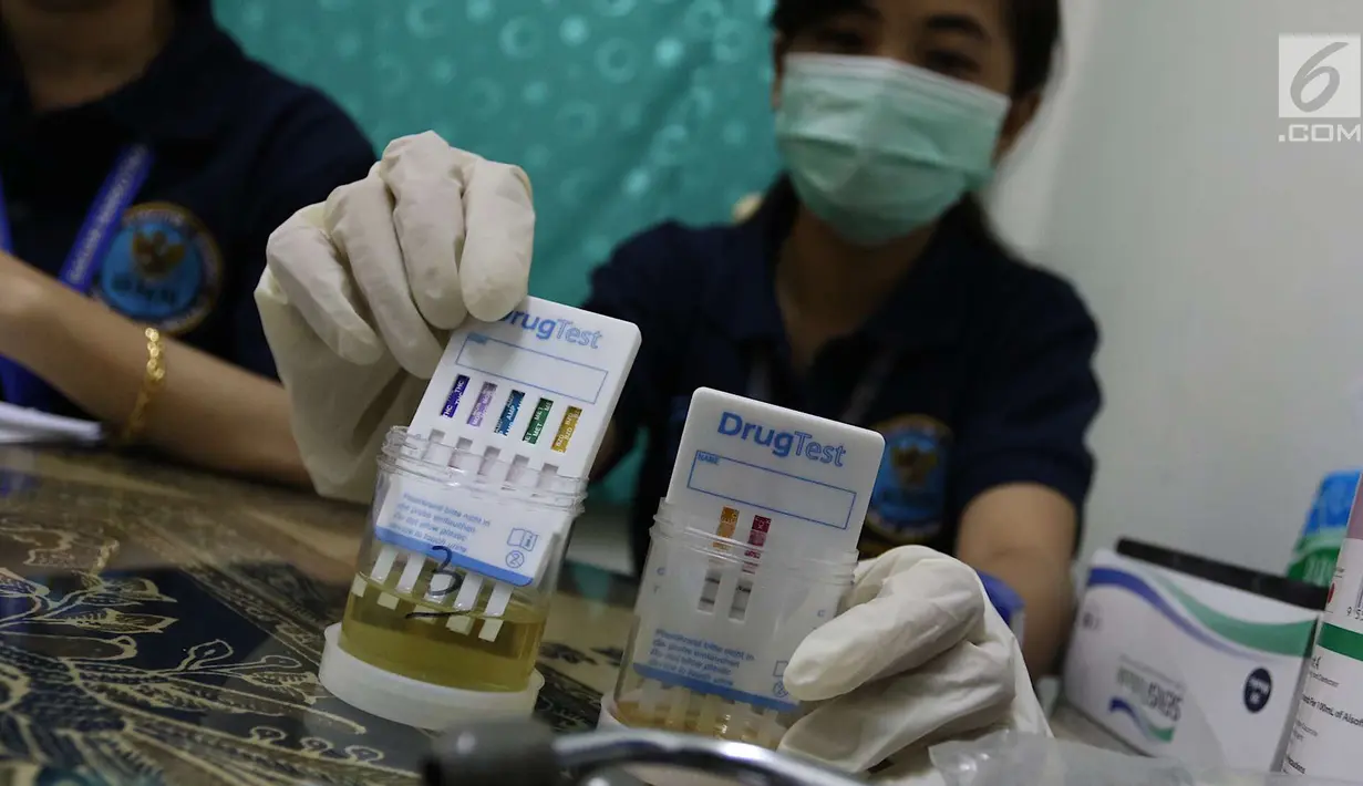Petugas memeriksa urine sopir bus di Terminal Kampung Rambutan, Jakarta, Jumat (8/6). Pemeriksaan bertujuan memastikan kondisi kesehatan sopir agar tetap baik dalam mengoperasikan kendaraan yang mengangkut pemudik. (Liputan6.com/Immanuel Antonius)