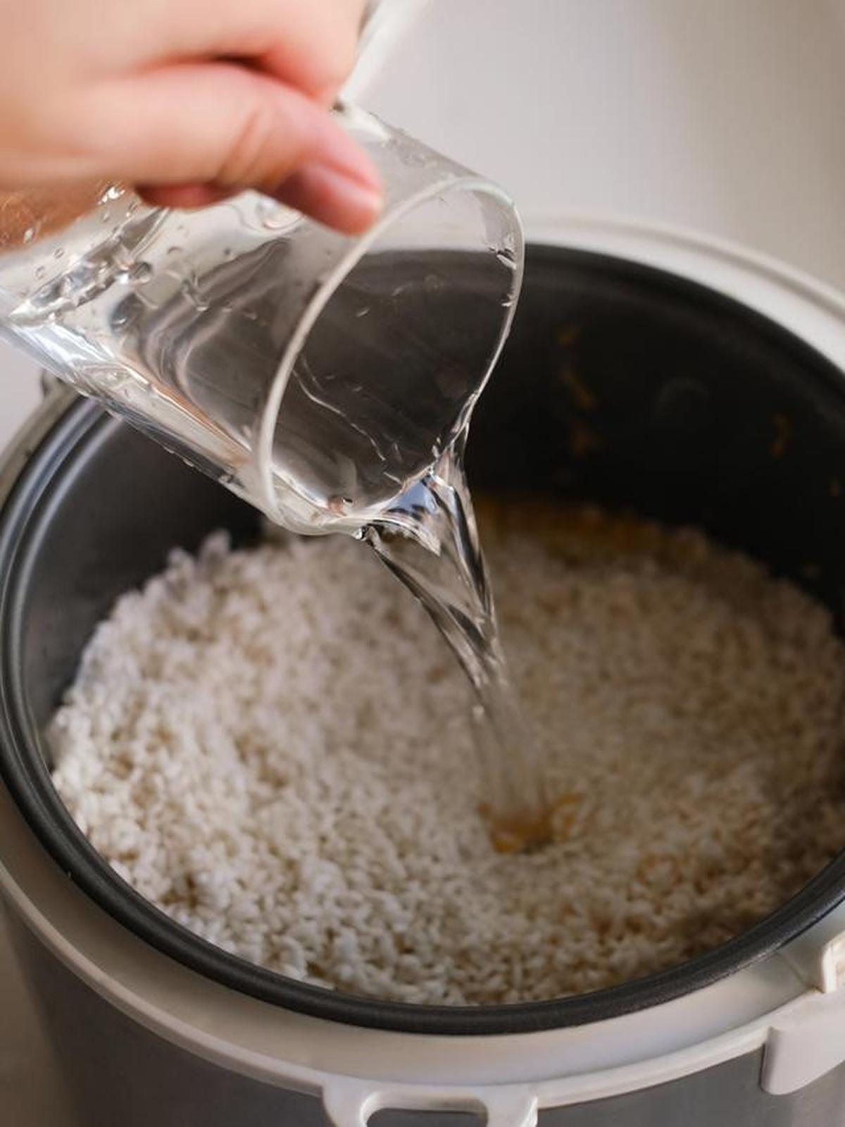 Bagaimana Cara Mengatasi Nasi Kurang Air di Rice Cooker? Ikuti langkah-langkahnya