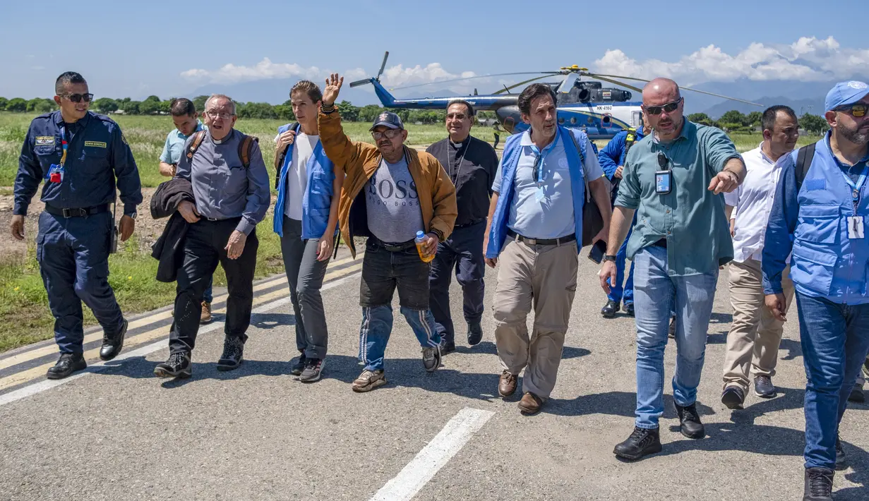 <p>Setelah berhari-hari melakukan negosiasi, para pemberontak menyerahkan ayah Luis Diaz di sebuah lokasi yang dirahasiakan di pegunungan Serrania del Perija di perbatasan dengan Venezuela. (Esteban VANEGAS / United Nations Verification Mission in Colombia / AFP)</p>