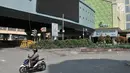 Pengendara sepeda motor melintas di depan pasar Blok A Tanah Abang, Jakarta, Rabu (22/5/2019). Tak ada aktivitas perdagangan pagi ini di Pasar Tanah Abang , menyusul aksi 22 Mei 2019. (merdeka.com/Iqbal S Nugroho)