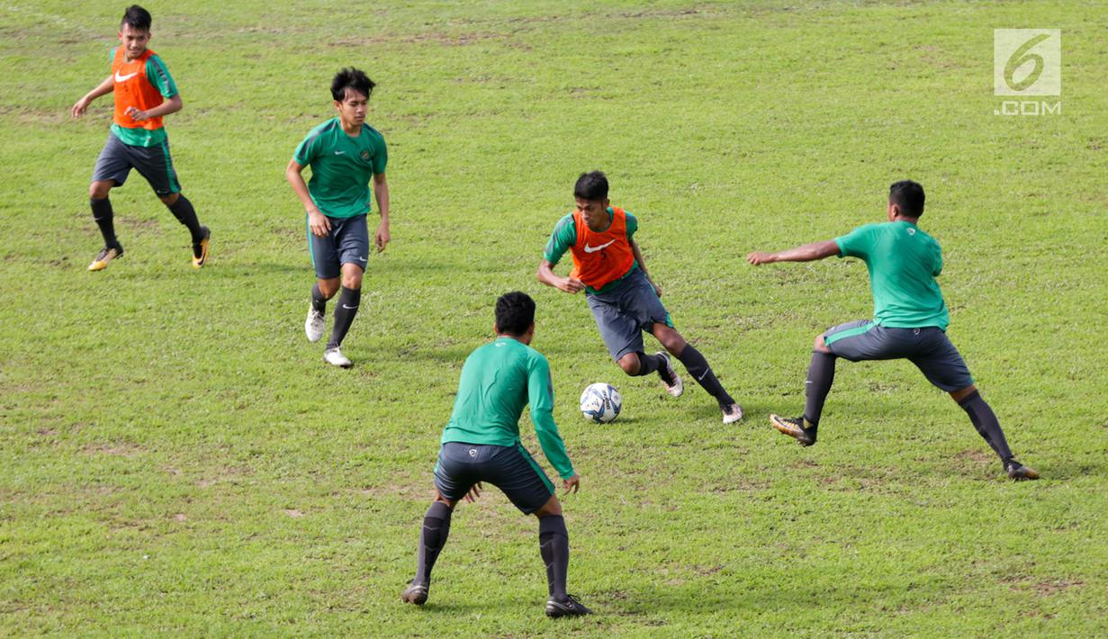 Timnas Indonesia U-19 jalani sesi latihan di Stadion Padonmar, Yangon, Jumat (9/9). Jelang hadapi Vietnam, Timnas U-19 terus digenjot dalam transisi pemain dan tembakan jarak jauh. (Liputan6.com/Yoppy Renato)