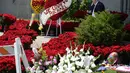 Puluhan karangan bunga diletakkan di depan pintu masuk makam di mana Michael Jackson dikebumikan di Forest Lawn Memorial Park-Glendale, California, Rabu (25/6/14). (REUTERS/Kevork Djansezian)
