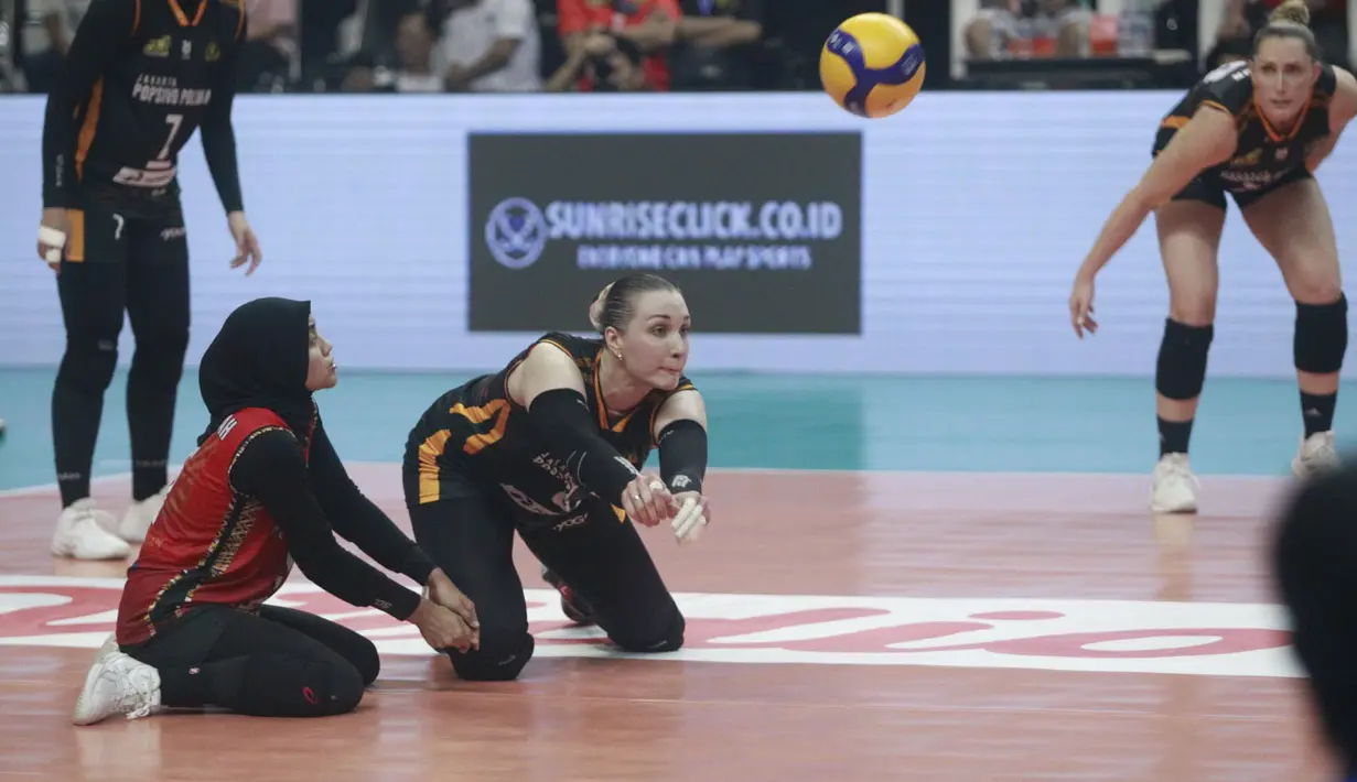 <p>Pemain Jakarta Popsivo Polwan, Irina Voronkova (tengah) berusaha menjangkau bola saat menghadapi Bandung BJB Tandamata pada laga seri kedua putaran kedua PLN Mobile Proliga 2024 di GOR Si Jalak Harupat, Kabupaten Bandung, Jumat (7/6/2024). Jakarta Popsivo Polwan kalah 2-3 (26-28, 24-26, 25-18, 25-12 dan 13-15). (Dok. PBVSI)</p>