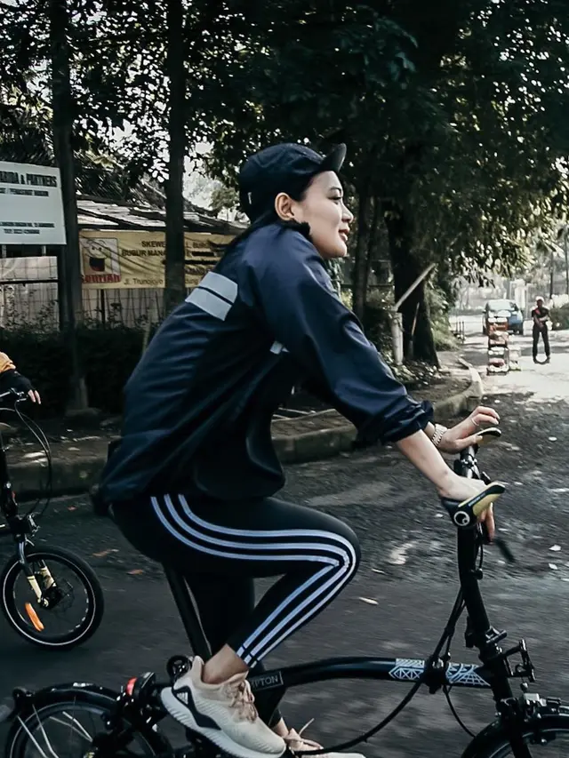 7 Gaya Wika Salim Saat Gowes Ini Curi Perhatian