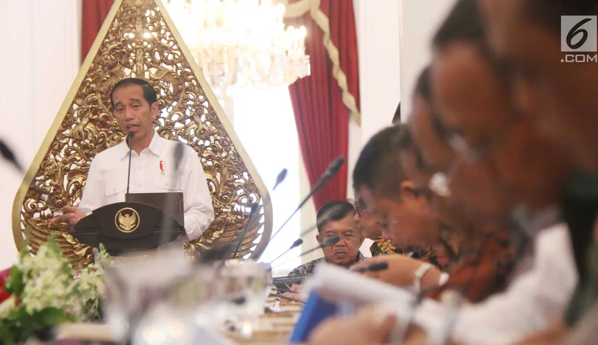 Presiden Jokowi memimpin sidang kabinet paripurna di Istana Merdeka, Jakarta, Selasa (29/8). Hal tersebut seiring dengan momentum kepercayaan internasional terhadap Indonesia. (Liputan6.com/Angga Yuniar) 