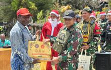 Satgas Yonif 511/DY Bagikan Bapok Natal di Pedalaman Papua, Wujudkan Kebersamaan