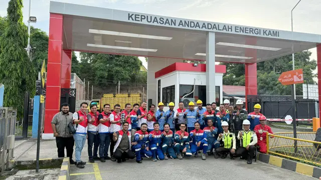 Direktur Utama PT Pertamina (Persero) Simon Aloysius Mantiri, melaporkan sejumlah langkah strategis Pertamina untuk mengupayakan kelancaran pasokan BBM dan LPG di wilayah terdampak banjir bandang Sumatera. (Foto: Pertamina)