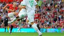 Mantan gelandang Manchester United Paul Scholes melepaskan tembakan keras yang menjadi gol saat melakoni laga testimonial versus New York Cosmos di Old Trafford, 5 Agustus 2011. AFP PHOTO/ANDREW YATES