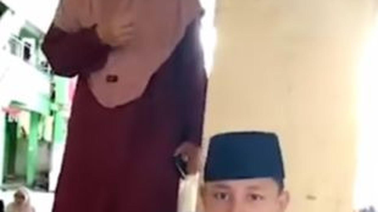 Momen Haru Santri Diberi Kejutan Sang Ibu, Didatangi Langsung Gercep Peluk & Cium Tangan