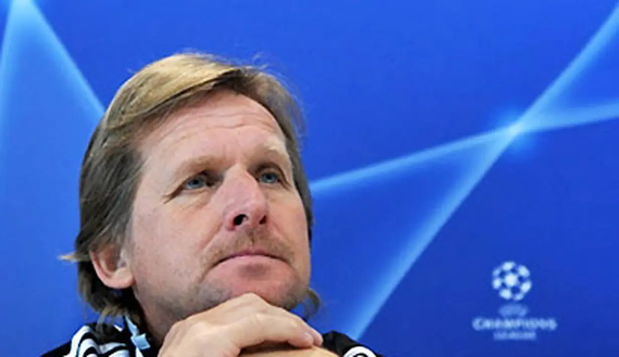 Real Madrid's coach German Bernd Schuster speaks during a press conference on the eve of a Champions league football match against Juventus in Madrid, on November 4, 2008. AFP PHOTO/PHILIPPE DESMAZES 