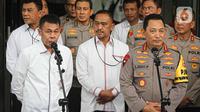 Ketua sementara Komisi Pemberantasan Korupsi Nawawi Pomolango (kiri depan dan Kapolri Jenderal Listyo Sigit Prabowo memberi keterangan di Gedung Merah Putih KPK, Jakarta, Senin (4/12/2023). (Liputan6.com/Faizal Fanani)
