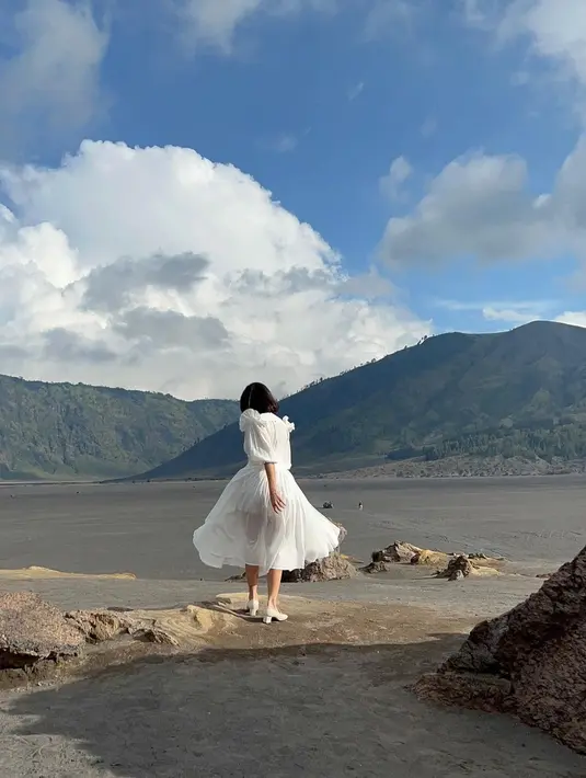 Gisel terlihat begitu gemulai saat menari untuk syuting video musik dari Setian Band di Gunung Bromo. Ibu dari Gempi itu memakai  sepatu hak tinggi berwarna putih saat menari. (Instagram/gisel_la)