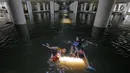 Anak-anak bermain di genangan air terowongan Apron Kemayoran, Jakarta, Selasa (11/9). Terowongan Apron, Jalan HBR Motik, Kemayoran, Jakarta Pusat, tergenang air karena ada sumbatan di saluran air dari 2 minggu lalu. (Liputan6.com/Herman Zakharia)
