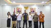Direktur Utama BPJS Ketenagakerjaan, Anggoro Eko Cahyo, bersama Menteri Pemuda dan Olahraga Republik Indonesia (Menpora RI), Dito Ariotedjo, telah menggelar pertemuan penting di Gedung Kemenpora, Jakarta, Rabu 15 November 2023.