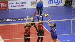 Pemain Jakarta Livin' Mandiri, Karsta Lowe (kanan) melepaskan spike yang berusaha diblok dua pemain Jakarta Popsivo Polwan, Irina Voronkova (tengah) dan Hanifa Nahda Aisa pada laga seri ketiga putaran pertama PLN Mobile Proliga 2024 di GOR PSCC, Palembang, Sumatera Selatan, Sabtu (11/5/2024). Jakarta Popsivo Polwan menang 3-0 (25-19, 25-21, 25-21). (Dok. PBVSI)