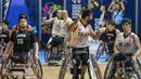 Para pebasket kursi roda Iran merayakan kemenangan atas Jepang pada final Asian Para Games di Hall A Senayan, Jakarta, Sabtu (13/10). Iran menang 68-66 atas Jepang. (Bola.com/Vitalis Yogi Trisna)