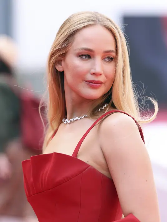 Ibu satu anak ini mengenakan rambut pirangnya dengan gaya yang ramping dan longgar, serta menonjolkan fitur cantiknya dengan make-up palet yang lembut. (Photo by Vianney Le Caer/Invision/AP)