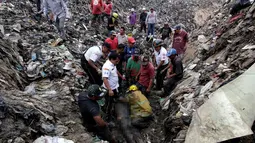 Seorang pemulung tewas tertimpa longsoran ribuan kubik sampah di Tempat Pembuangan Akhir (TPA)  di Guatemala City, Guatemala, Rabu (27/4). (REUTERS/Josue Decavele)