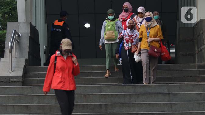 Warga keluar dari Stasiun MRT Dukuh Atas BNI, Jakarta, Kamis (21/1/2021). Untuk mencegah penyebaran virus COVID-19, pemerintah memperpanjang pemberlakuan pembatasan kegiatan masyarakat (PPKM) di Jawa-Bali selama 14 hari kedepan, mulai 26 Januari-8 Februari 2021. (Liputan6.com/Helmi Fithriansyah)