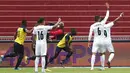Pemain Ekuador Moises Caicedo (tengah) melakukan selebrasi usai mencetak gol ke gawang Uruguay pada pertandingan kualifikasi Piala Dunia 2022 di Stadion Casa Blanca, Quito, Ekuador, Selasa (13/10/2020). Pertandingan dimenangkan Ekuador dengan skor 4-2. (Jose Jacome/Pool via AP)
