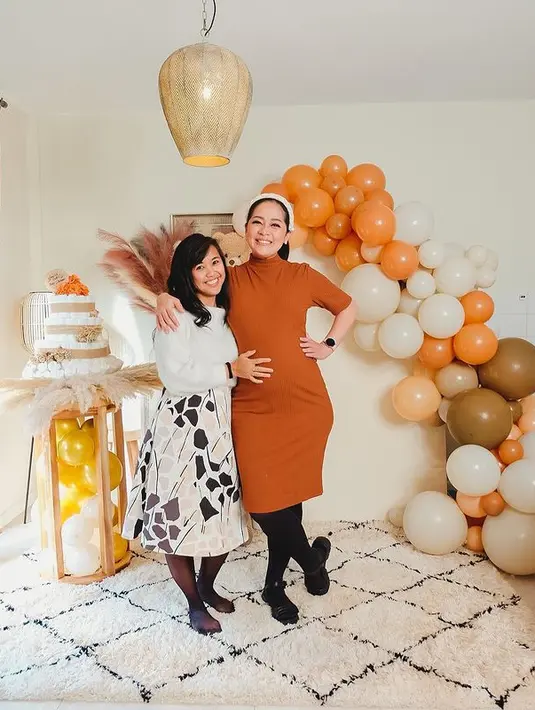 Di momen baby shower pertamanya, Gracia Indri tampil dengan busana bernuansa Fall yang kasual. (instagram/acit_dibelanda)
