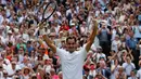 Petenis Swiss, Roger Federer merayakan kemenangan setelah melawan petenis Kroasia, Marin Cilic pada pertandingan final tunggal putra Kejuaraan Wimbledon 2017 di Wimbledon, London. (16/07). Roger Federer menang 6-3, 6-1, 6-4. (AFP Photo / Adrian Dennis)