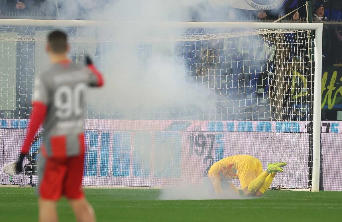 FOTO: Kiper Timnas Indonesia Emil Audero Jadi Korban Insiden Flare di Laga Cremonese Kontra Inter Milan