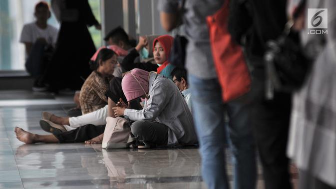 Penumpang menunggu kembali beroperasinya KRL Commuter Line di Stasiun Klender, Jakarta, Minggu (4/8/2019). Listrik padam yang melanda Jakarta dan sekitarnya mengakibatkan penumpang KRL Commuter Line telantar lantaran kereta berhenti beroperasi. (merdeka.com/Iqbal Nugroho)