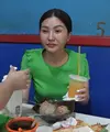 Sarwendah salah satu artis yang dikenal tajir. Meski demikian, istri Ruben Onsua itu kerap menikmati kuliner sederhana seperti di kaki lima atau pinggir jalan warung sederhana. Seperti belum lama ini, Wendah kangen makan jajanan pinggir jalan. Berikut beberapa potretnya. [Youtube/The Onsu Family]