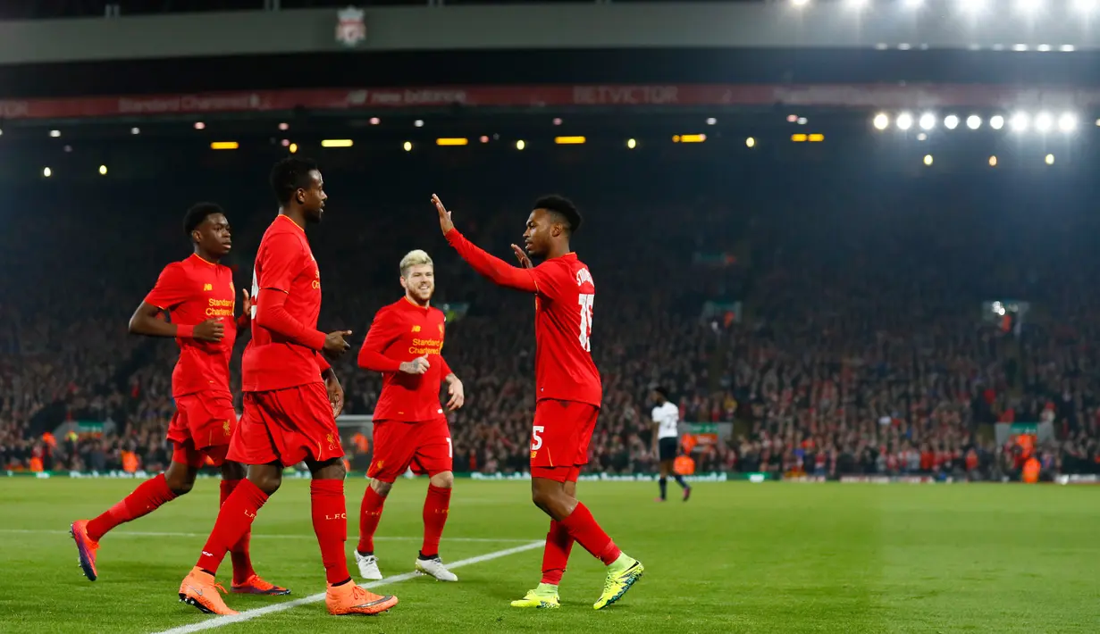 Para pemain Liverpool merayakan gol pertama yang dicetak Daniel Sturridge ke gawang Hostpur pada pertandingan Piala Liga Inggris di di Stadion Anfield, Liverpool, Inggris (25/10). Liverpool berhasil dengan skor 2-1 atas Hotspur. (Reuters/Phil Noble)