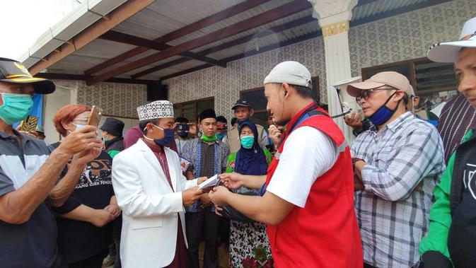 Ustaz Zacky Mirza mendadak muncul di lokasi banjir bandang di kawasan Cicurug, Sukabumi. (https://www.instagram.com/p/CFldy9_hN_v/)