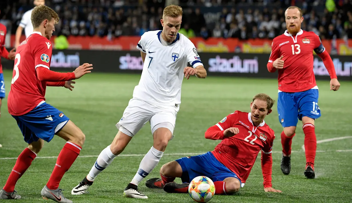 Pemain Finlandia Jasse Tuominen (kedua kiri) menggiring bola melewati para pemain Liechtenstein pada babak kualifikasi Grup J Piala Eropa 2020 di Helsinki, Finlandia, Jumat (15/11/2019). Finlandia mencetak sejarah dengan lolos ke Piala Eropa. (Martti Kainuleinen/Lehtikuva via AP)