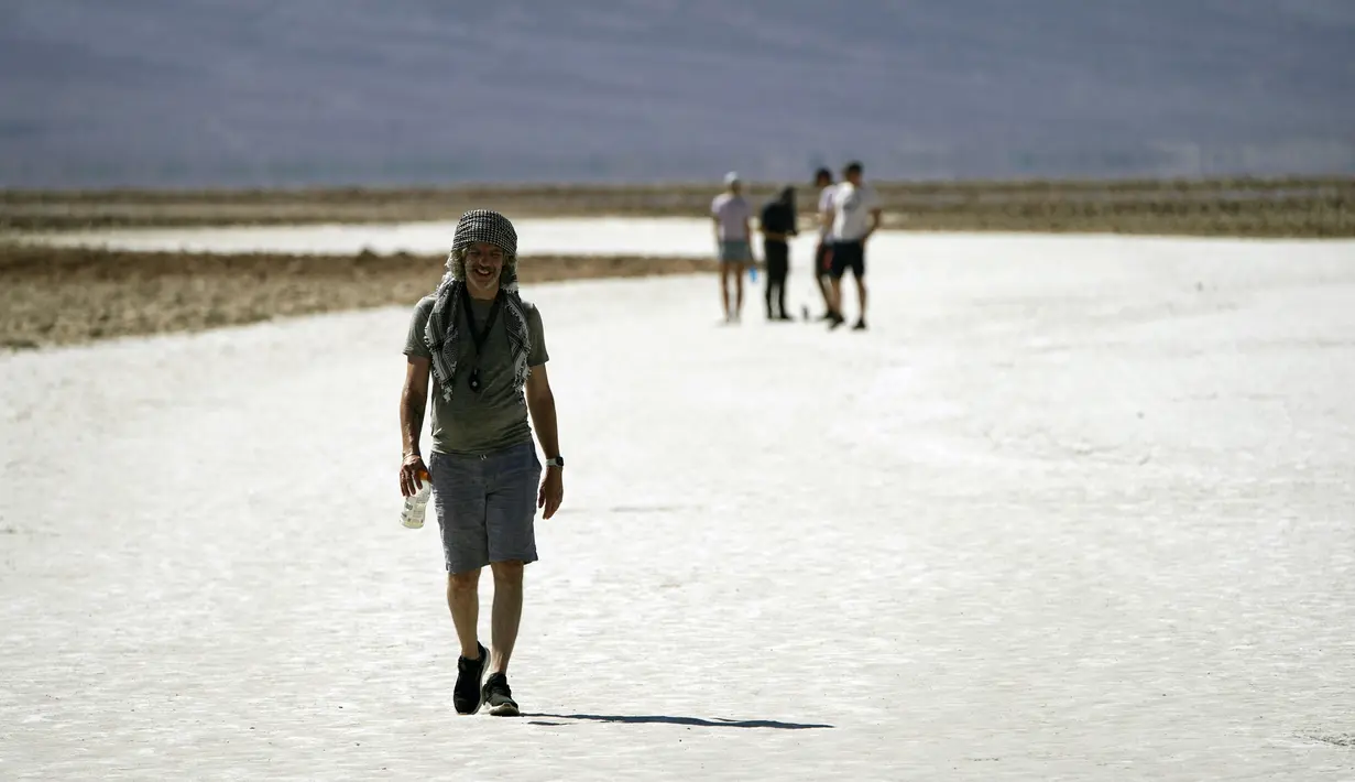 Orang-orang mengunjungi dataran garam di Badwater Basin, di Taman Nasional Death Valley, Taman Nasional Death Valley, California, Kamis (1/9/2022). Pada hari musim panas rata-rata, suhu di kawasan bisa mencapai 46 derajat celcius. (AP Photo/John Locher)