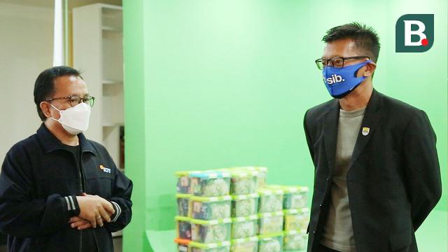 Editor in Chief Bola.Com & Bola.net, Darojatun (kiri) berbincang dengan Direktur PT Persib Bandung Bermartabat (PBB), Teddy Tjahjono