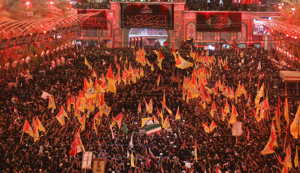 Para pelayat mengikuti prosesi pemakaman mendiang pemimpin tertinggi Iran Ayatollah Ali Khamenei di Makam Imam Hussein di Karbala Iraq, Kamis,  9 Juli 2026. (AFP/ Ahmad Al-Rubaye)