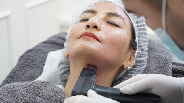 Natasha Dewanti saat melakukan treatment kecantikan infus level up