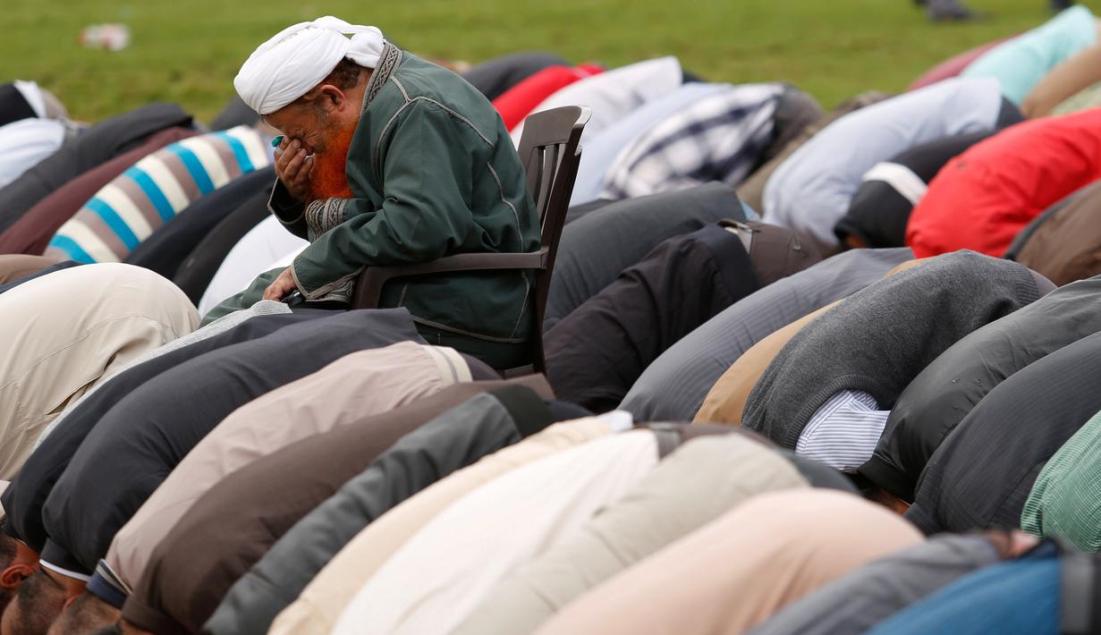 Warga Palestina melakukan salat Istisqa di Kota Gaza, Palestina, Rabu (16/11). Salat Istisqa merupakan ibadah umat Muslim untuk meminta diturunkannya hujan. (REUTERS)