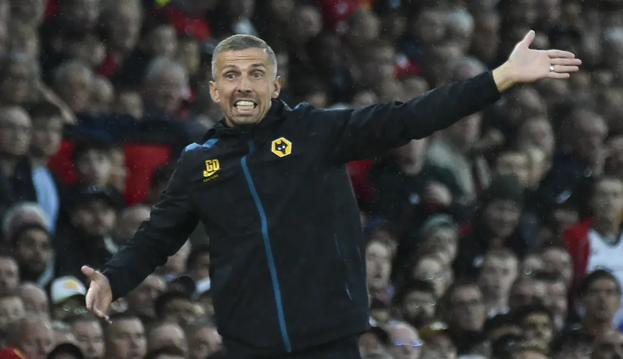 Pelatih Wolverhampton, Gary O'Neil saat memberikan instruksi kepada para pemainnya di pertandingan melawan Manchester United, Selasa (15/8/2023) dini hari WIB. (AP Photo/Rui Vieira)