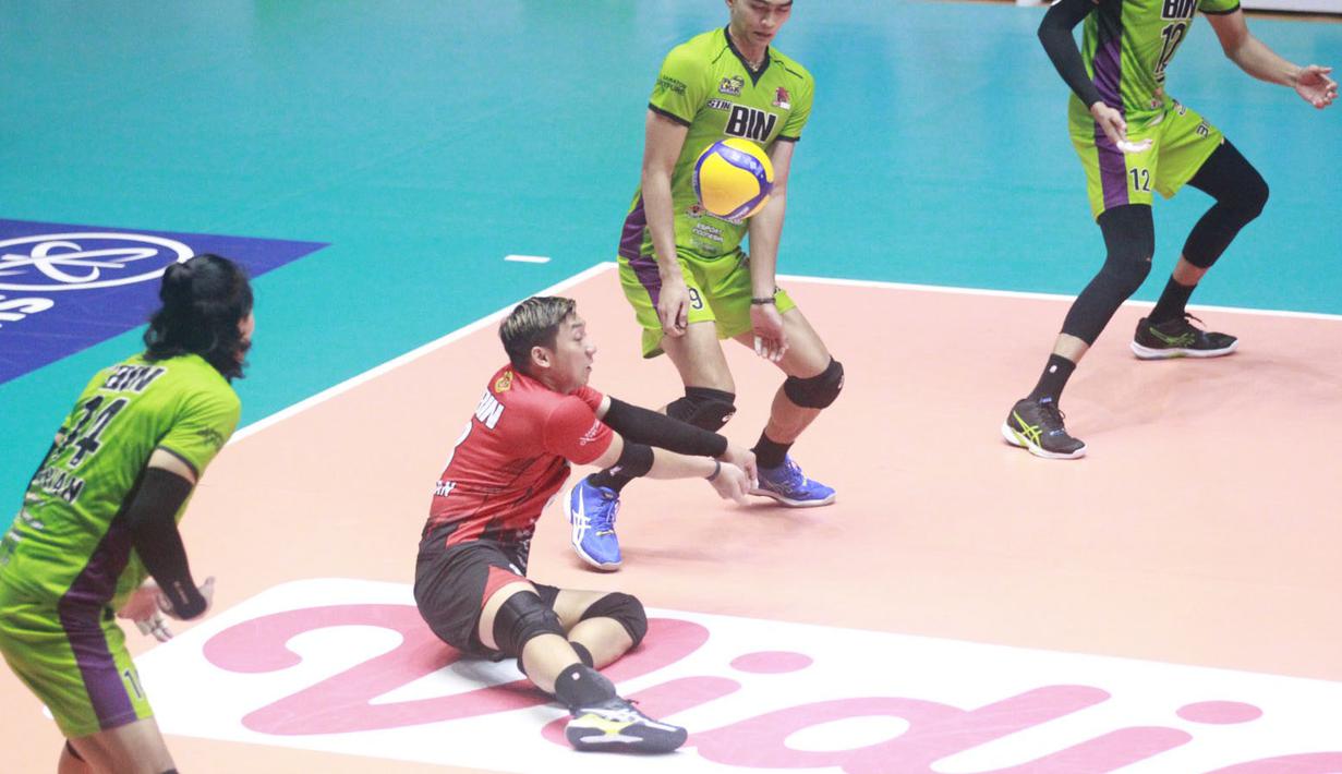 <p>Pemain Jakarta STIN BIN, Bastian Tamtomo berusaha mengembalikan bola saat menghadapi Jakarta Bhayangkara Presisi pada laga seri keempat putaran pertama PLN Mobile Proliga 2024 di GOR Tri Dharma Petrokimia, Gresik, Jawa Timur, Jumat (17/5/2024). Jakarta STIN BIN menang 3-1 (14-25, 25-21, 25-20 dan 25-21). (Dok. PBVSI)</p>
