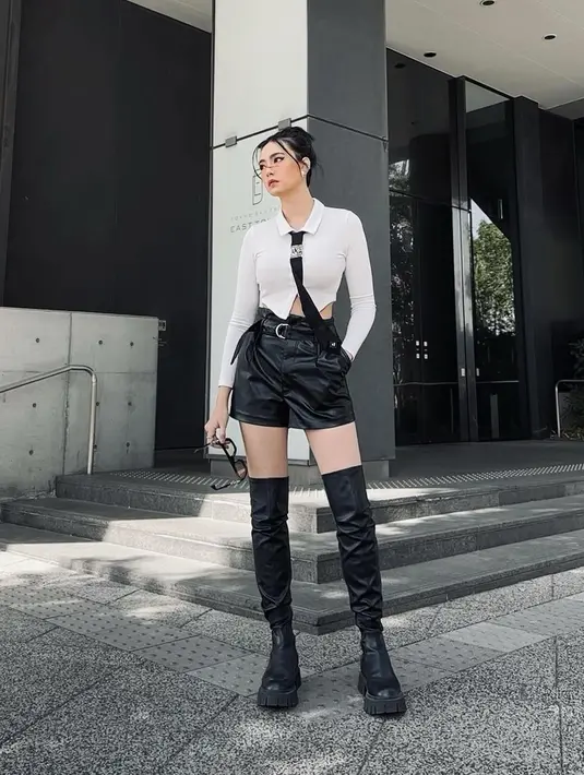 Gaya ini sering terlihat dalam unggahan OOTD di media sosial, termasuk TikTok. Terinspirasi oleh tren mode dari era 90-an, Tamara memadukan item seperti jaket kulit, t-shirt oversized, sepatu bot, dan aksesori bernuansa metal yang memberikan sentuhan punk namun tetap modern. [@tamaradai].