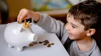 Ajak anak untuk berdiskusi tentang apa yang ingin mereka beli dan mengapa. (Foto/Dok: pexels.com/Alex P)