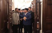 Pertemuan Spesial di London, Mahasiswa Papua Serahkan Buku Terbaru ke Prabowo