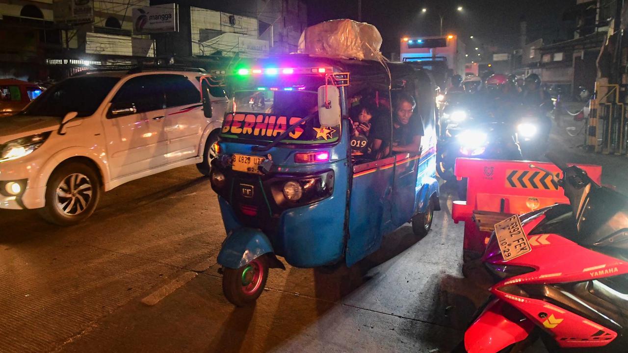FOTO: Pemudik Padati Jalur Arteri Bekasi Cikampek