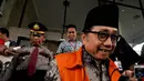 Waryono Karno saat berjalan keluar usai diperiksa KPK, Jakarta, Selasa (6/1/2015). (Liputan6.com/Miftahul Hayat)