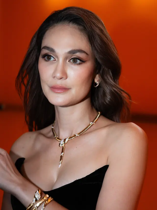 Detail Potret Menawan Luna Maya yang Tampil Bak Princess Kenakan Perhiasan Bvlgari Tubogas Milyaran Rupiah